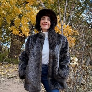 Luxurious Faux Fur Coat in Gray
